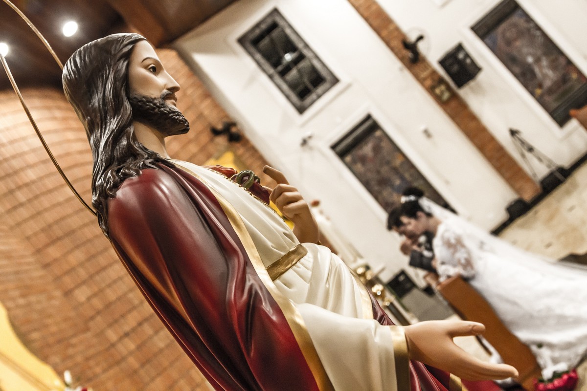 noivos ajoelhados na igreja
