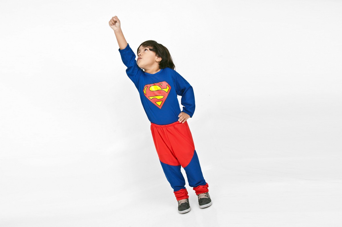 criança com fantasia de superman