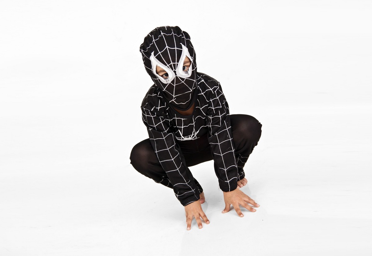 criança com fantasia do venom