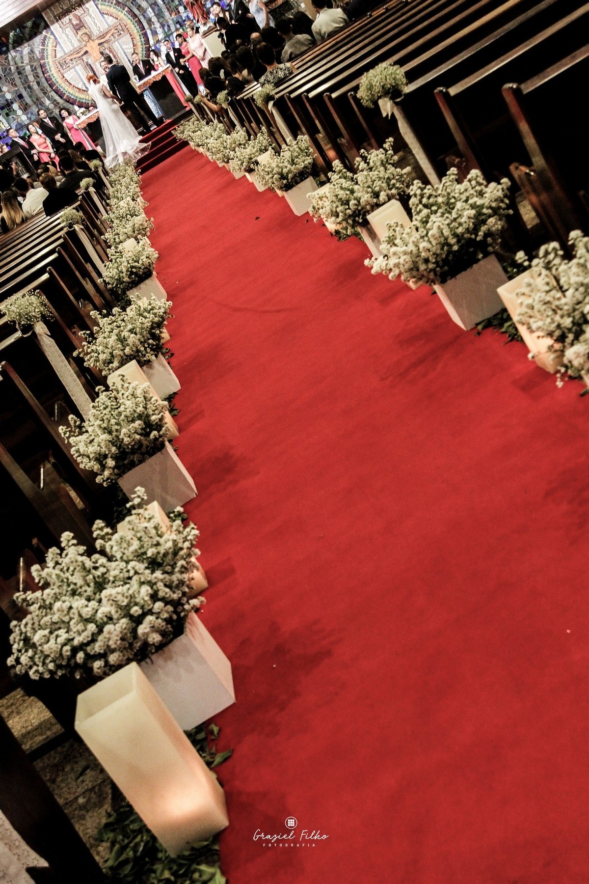 fotografia de tapete vermelho na igreja
