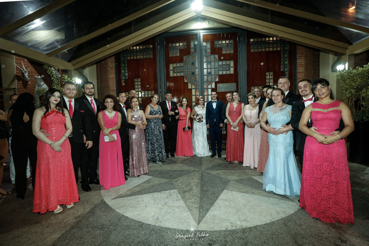 foto dos padrinhos  com os noivos 
