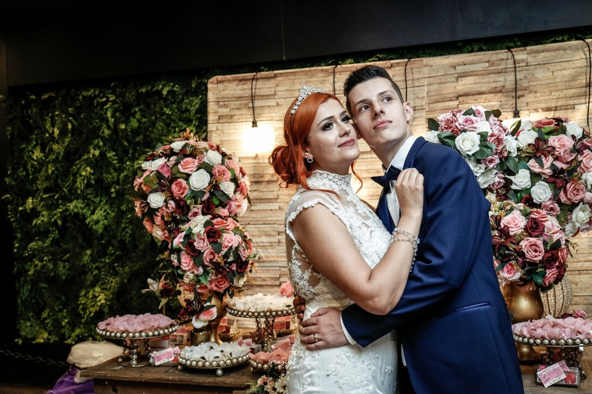 foto dos noivos na mesa do bolo em sp
