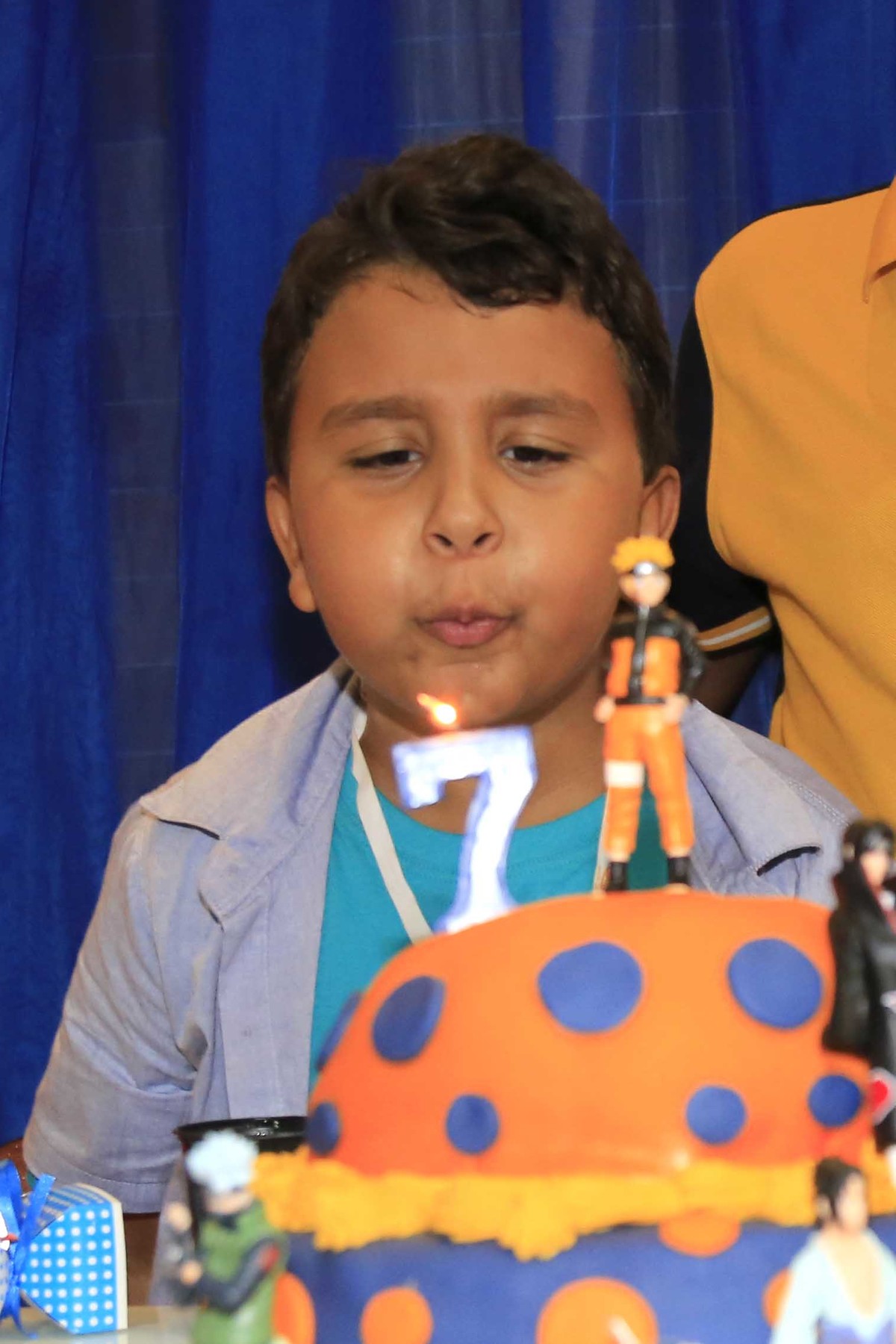 Assoprando a velinha de 7 anos