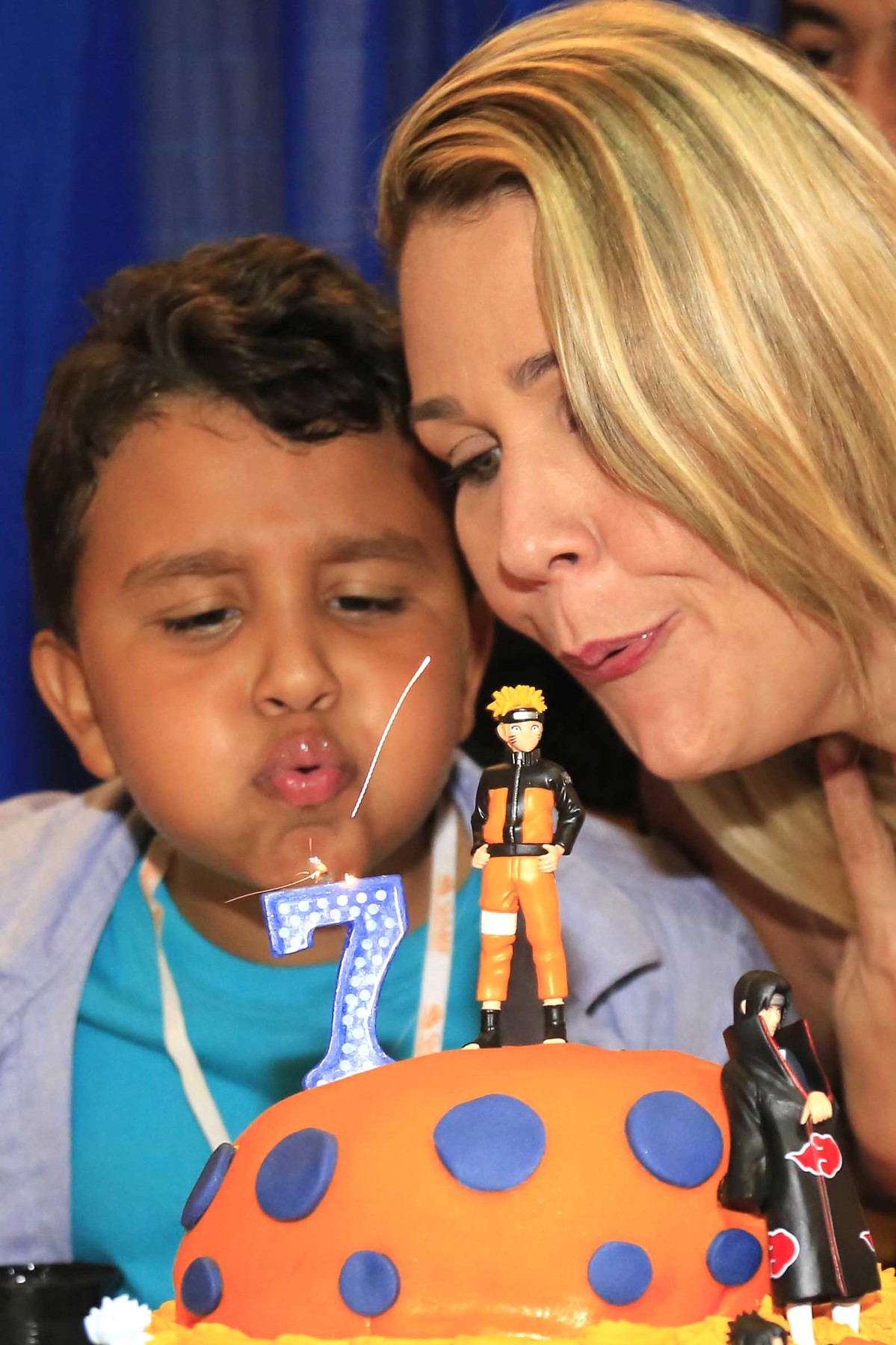 Assoprando a velinha com a mamãe