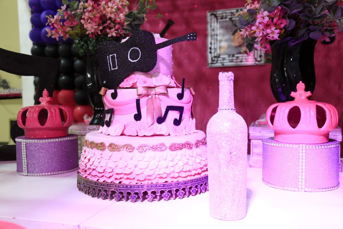 Bolo musical no Buffet Castelo Encantado em Lauro de Freitas - BA pela especialista em fotografia infantil Karina Cleto