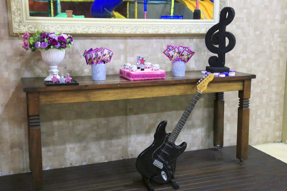 Guitarra na decoração da Barbie Pop Star no Buffet Castelo Encantado em Lauro de Freitas - BA pela especialista em fotografia infantil Karina Cleto