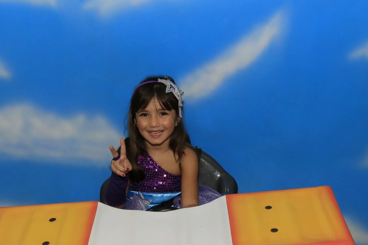 Voando no céu do Buffet Castelo Encantado pelas lentes da fotógrafa Karina Cleto em Lauro de Freitas e região