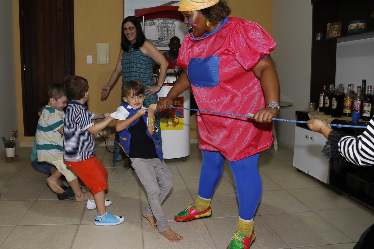 Matheus brincando de cabo de guerra
