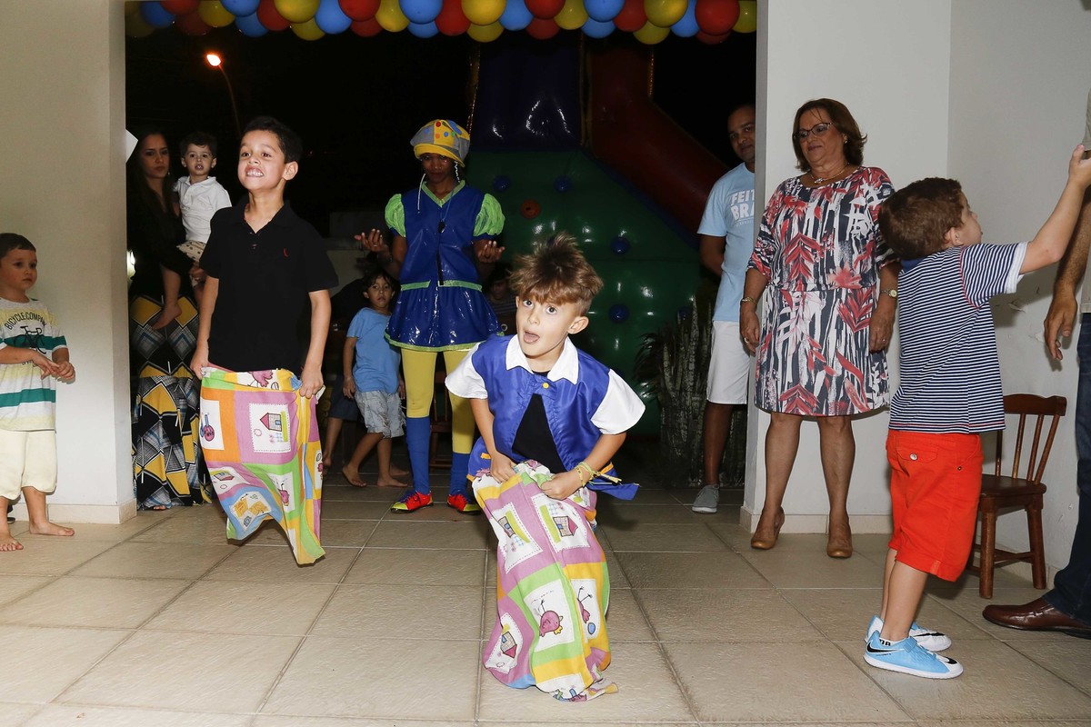 Matheus na brincadeira do saco no seu aniversário de 6 anos