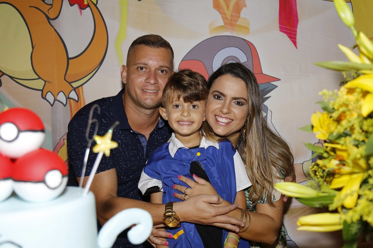 Foto em família na mesa do bolo