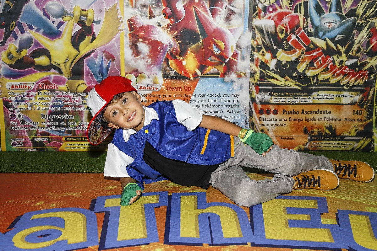 Matheus fazendo pode na decoração do Pokémon