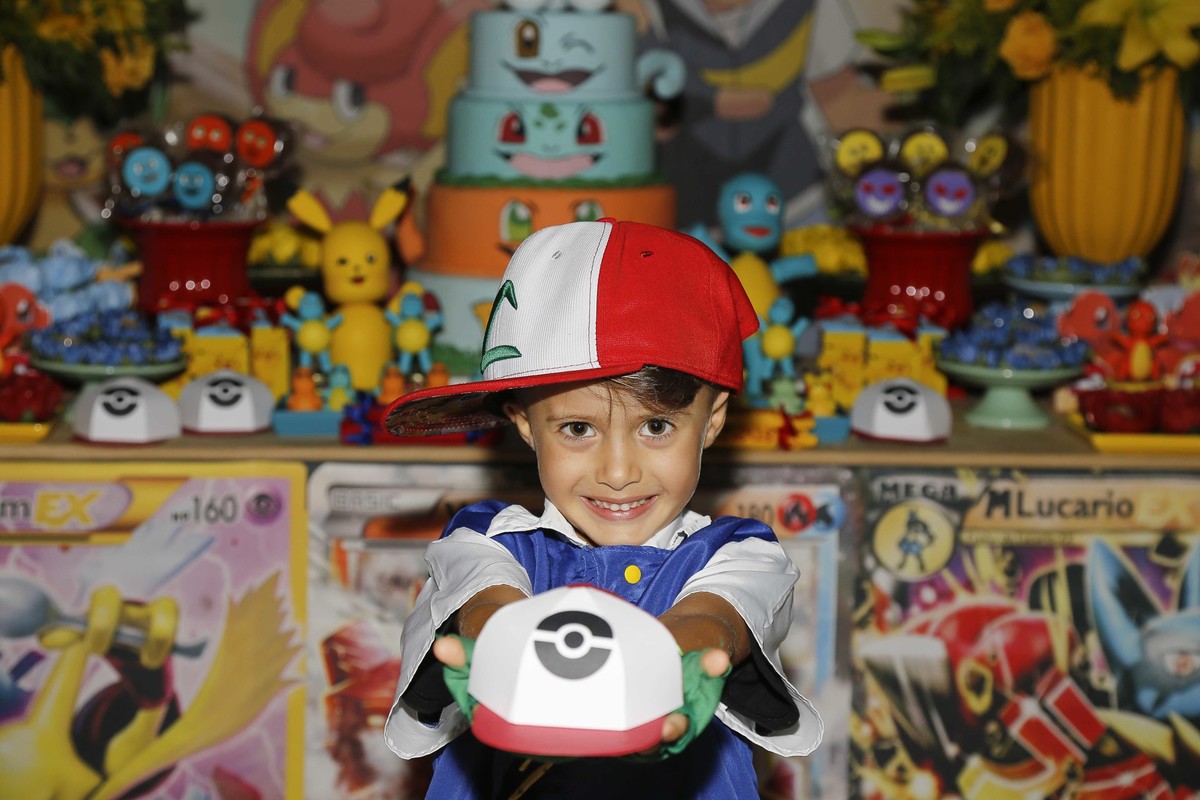 Matheus com boné-lembrança do Pokémon 