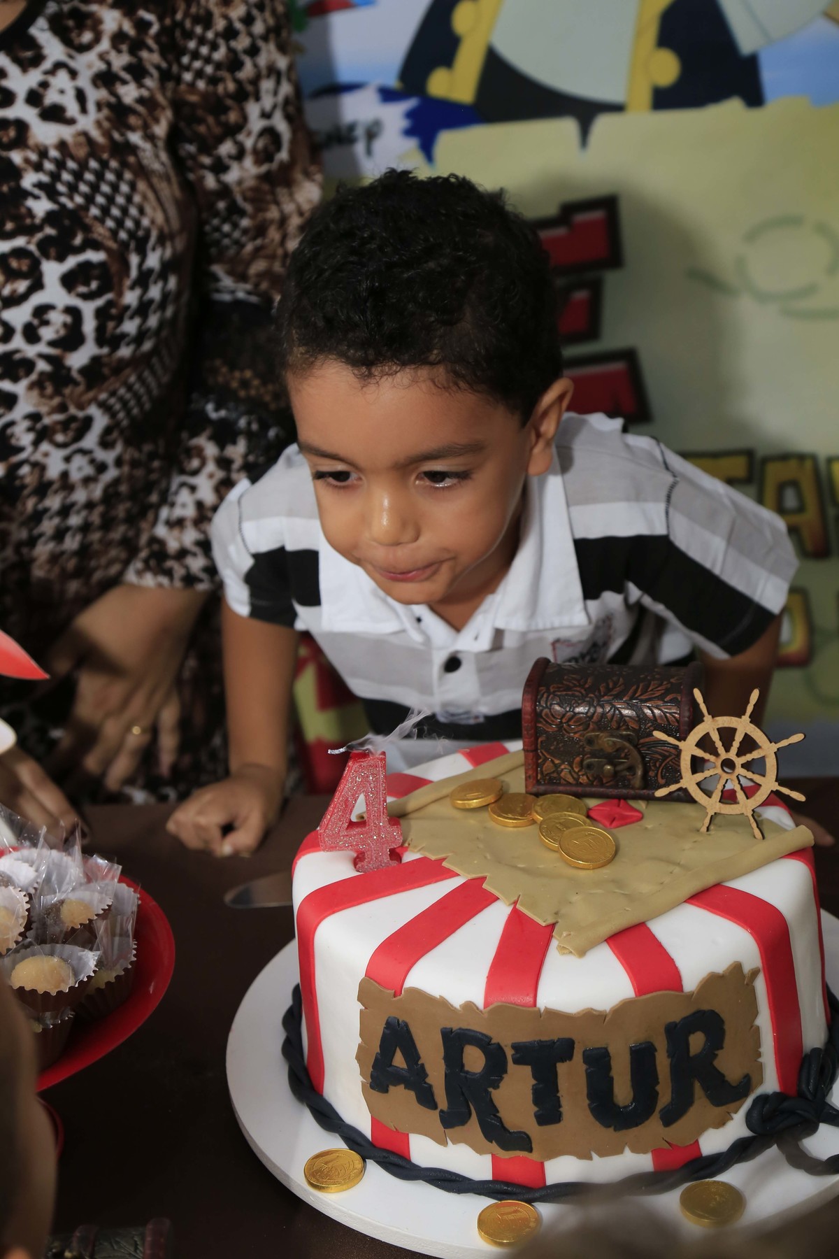 Artur assoprando a velinha