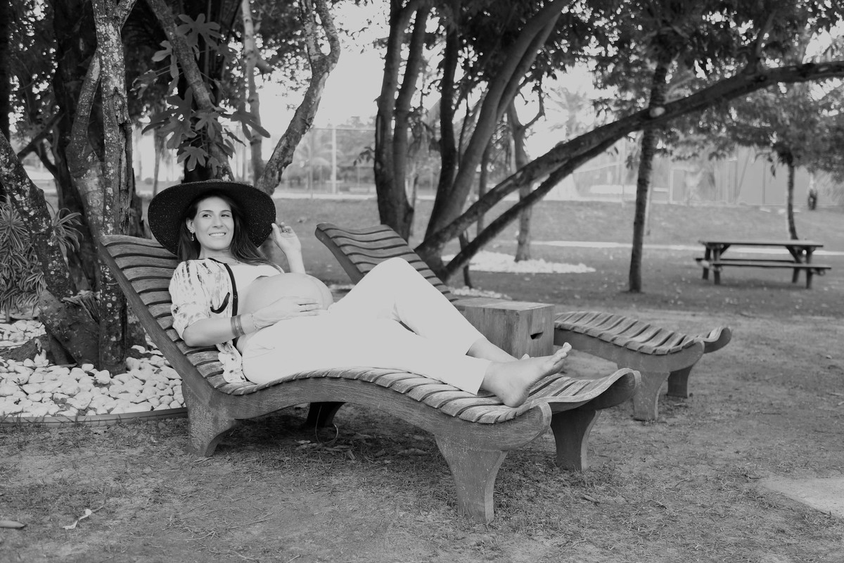 Grávida e em paz! Fotografia de Gestante por Karina Cleto em Busca Vida - BA