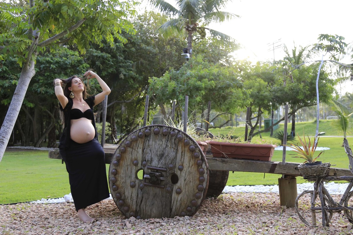 Sensualidade na gravidez faz parte da feminilidade!Fotografia de Gestante por Karina Cleto em Busca Vida - BA