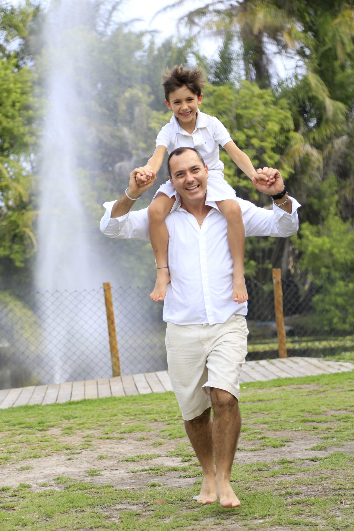 Felicidade de Pai e Filho com a chegada da princesa ! Fotografia de Gestante por Karina Cleto em Busca Vida - BA