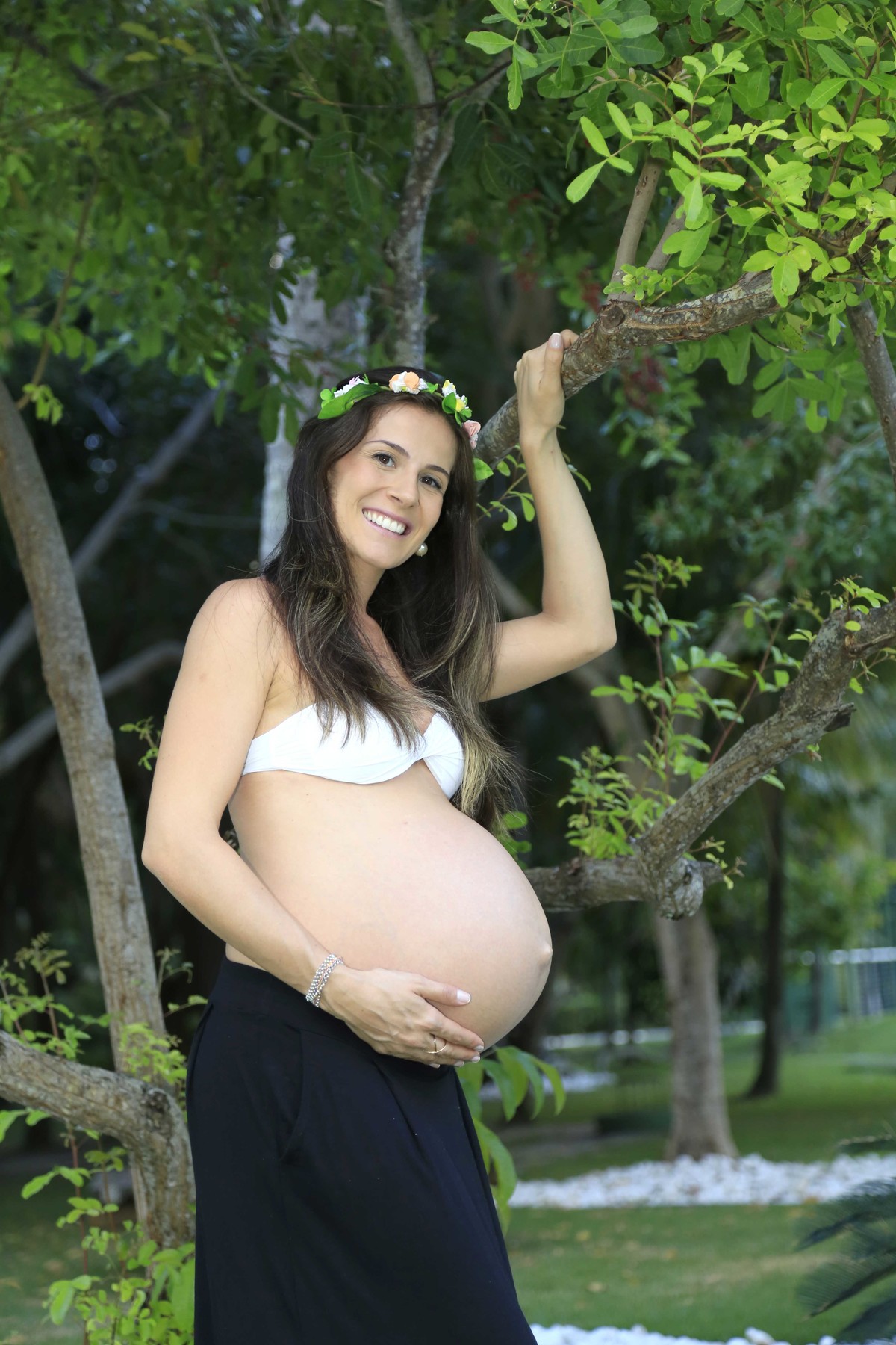Nutricionista Sabrina Paniz Danelon chega no último mês de gestação em plena forma! Fotografia de Gestante por Karina Cleto em Busca Vida - BA