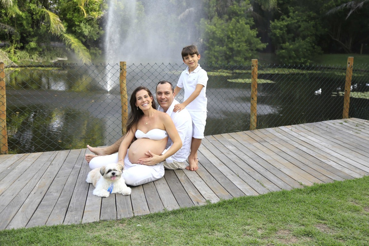 Família feliz, momentos eternos pois foram registrados!Fotografia de Gestante por Karina Cleto em Busca Vida - BA