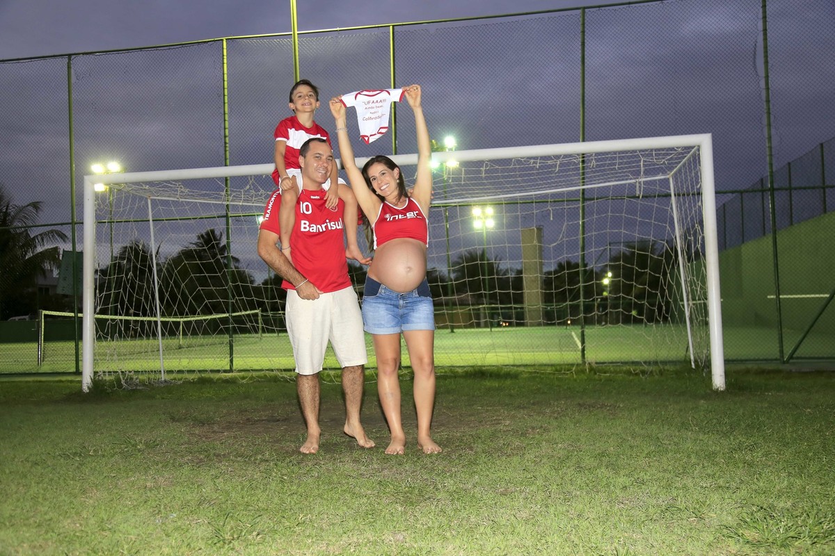 Em breve mais uma torcedora do Internacional Futebol Clube estará na torcida com nós! Fotografia de Gestante por Karina Cleto em Busca Vida - BA