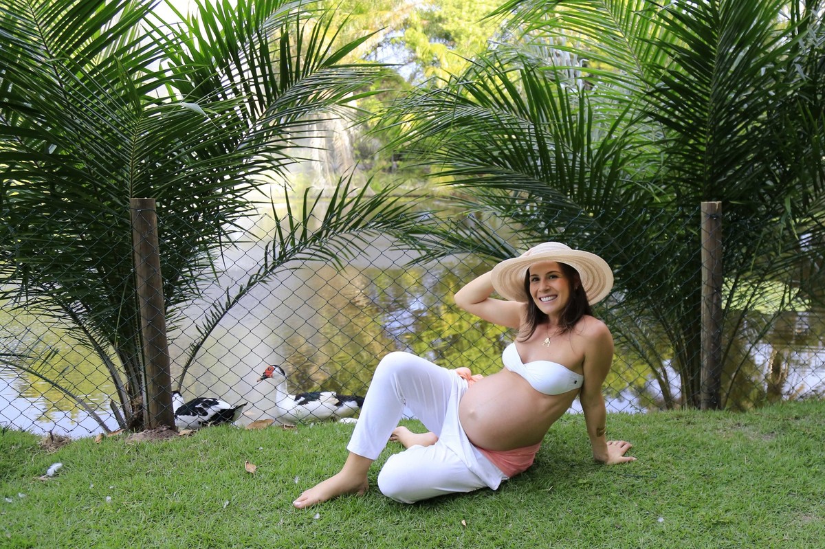 Posesdescontraídas, momentos relaxantes, fotos espetaculares ! Fotografia de Gestante por Karina Cleto em Busca Vida - BA