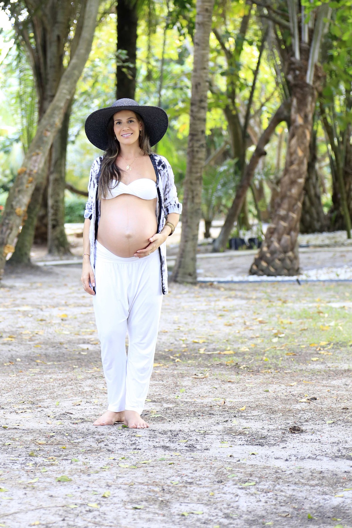 Modelo ou pessoa comum? o importante é ser sempre você e mostrar a sua melhor essência! Fotografia de Gestante por Karina Cleto em Busca Vida - BA