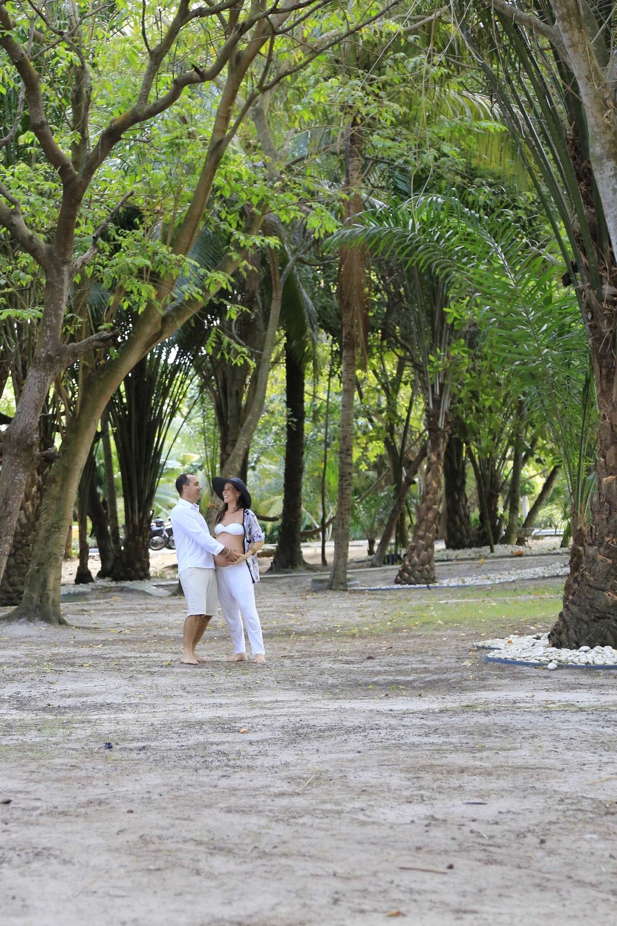 Parques arborizados são ótimas opções para eternizar esses momentos! Fotografia de Gestante por Karina Cleto em Busca Vida - BA
