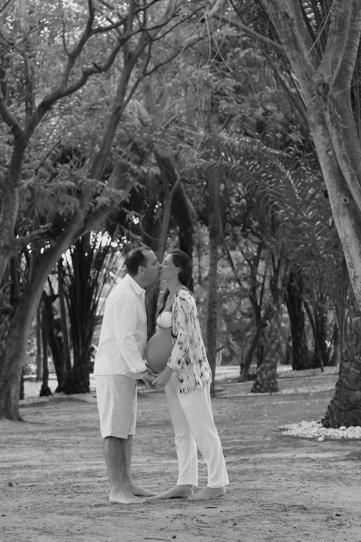 Foto Preto e Branco tem um charme especial! Fotografia de Gestante por Karina Cleto em Busca Vida - BA