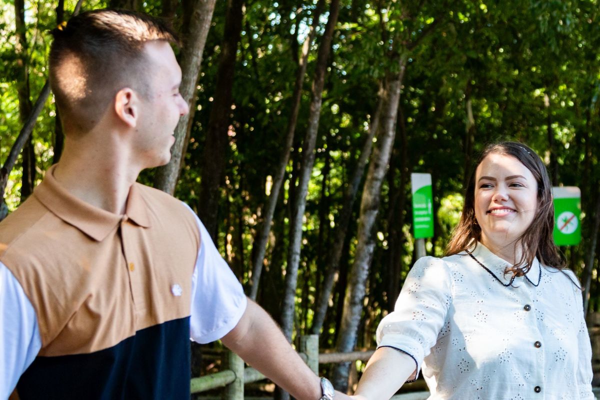 Ensaio de casal da Isabela e do Augusto, feita no Parque Botânico da Vale em Vitória (ES)