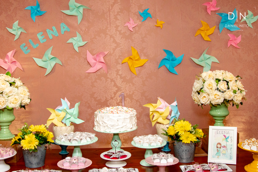 aniversario elena festa comida bebida bolo família amigos presentes alegria foto parabéns comemoração velas docinhos salgadinhos alegria fotografia