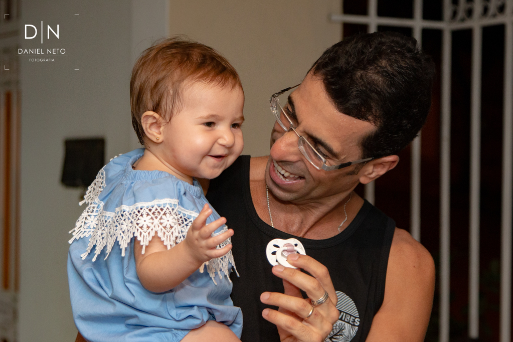 aniversario elena festa comida bebida bolo família amigos presentes alegria foto parabéns comemoração velas docinhos salgadinhos alegria fotografia