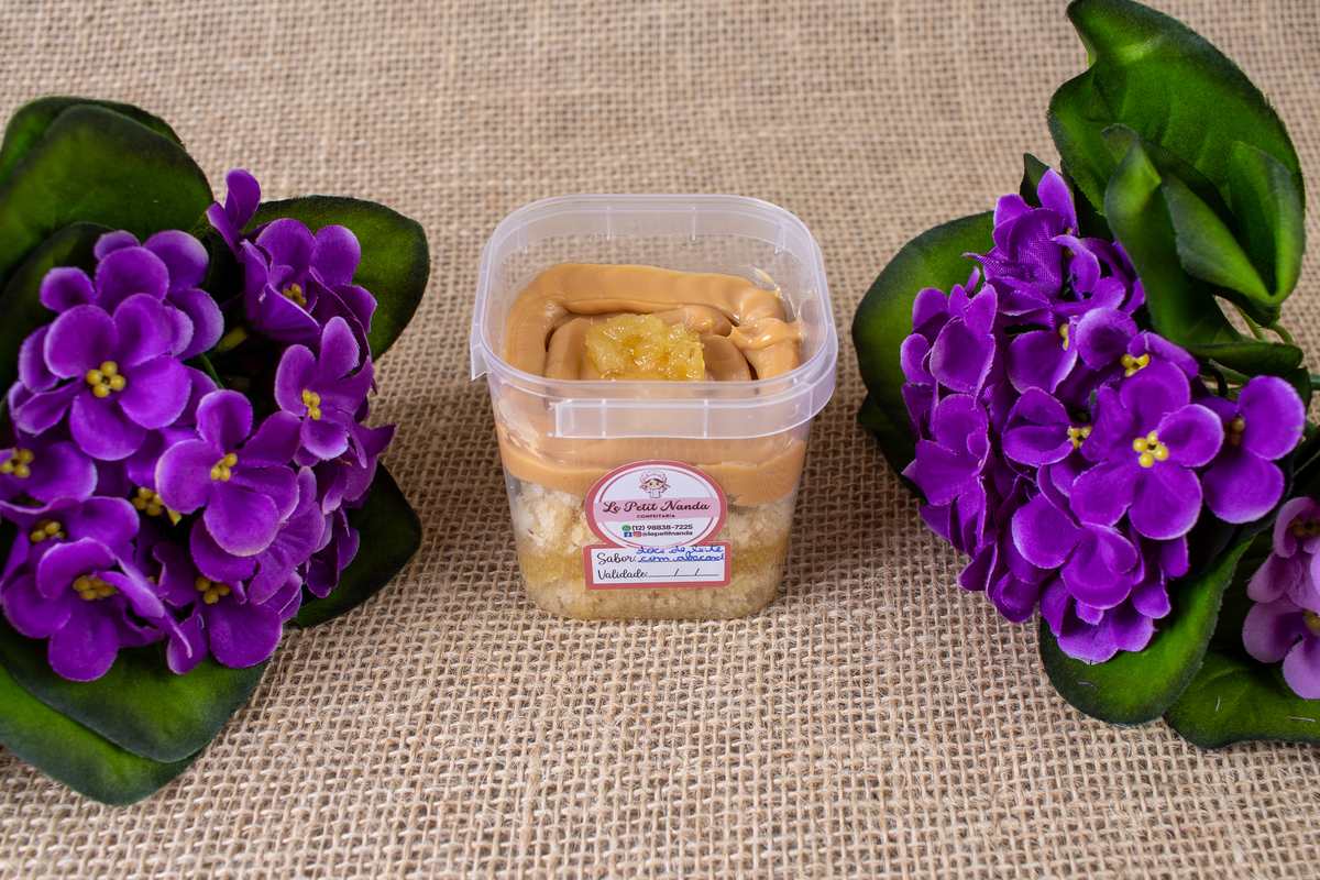 Bolo de pote sabor doce de leite com abacaxi.
Le Petit Nanda Confeitaria.