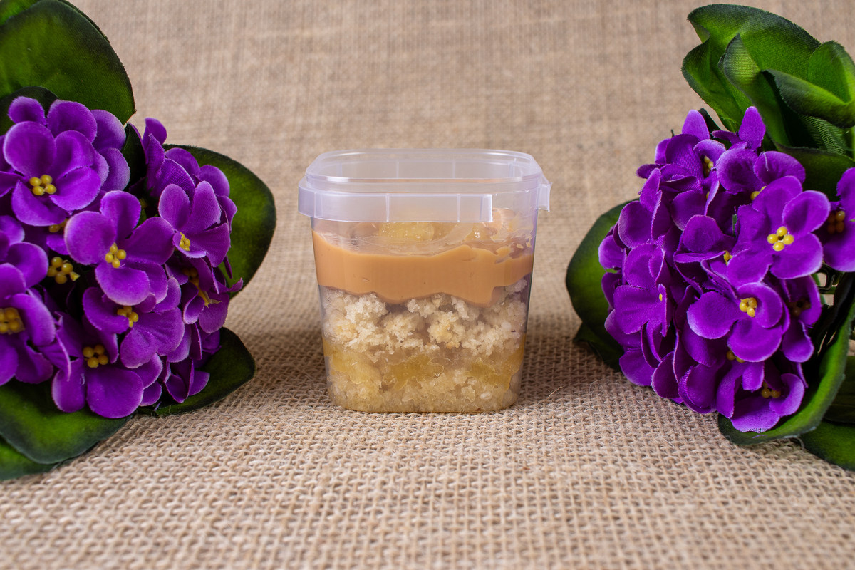 Bolo de pote sabor doce de leite com abacaxi.
Le Petit Nanda Confeitaria.