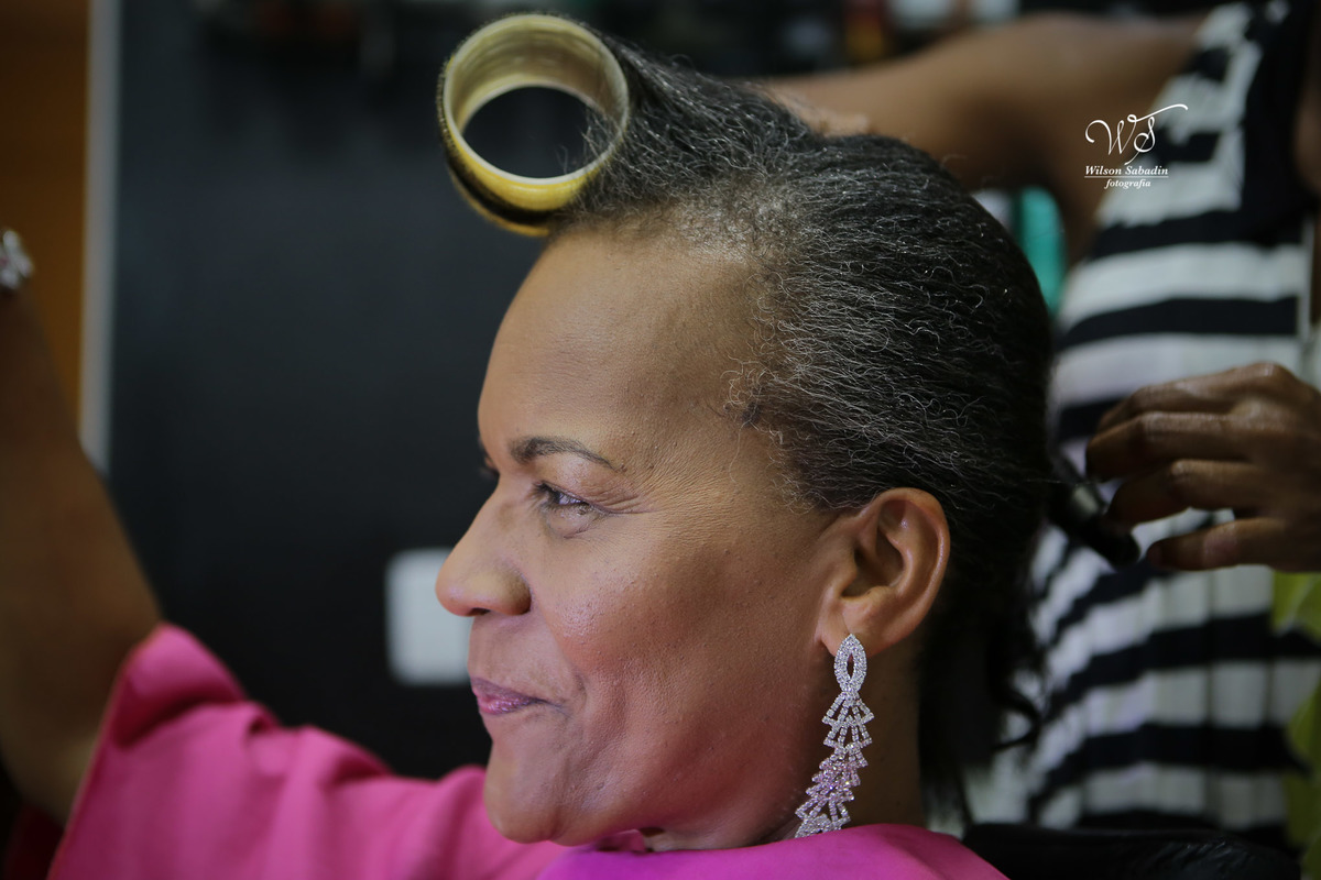 fotografia de casamento e bodas, noivos, noiva, noivo, fotografia de noivos, vestido de noiva, sapato, perfume, cabelo, véu, brinco, cruxifixo, pai, mãe, filho, padrinhos, padre, pastor, igreja, cerimonia, festa, salão de beleza, maqu