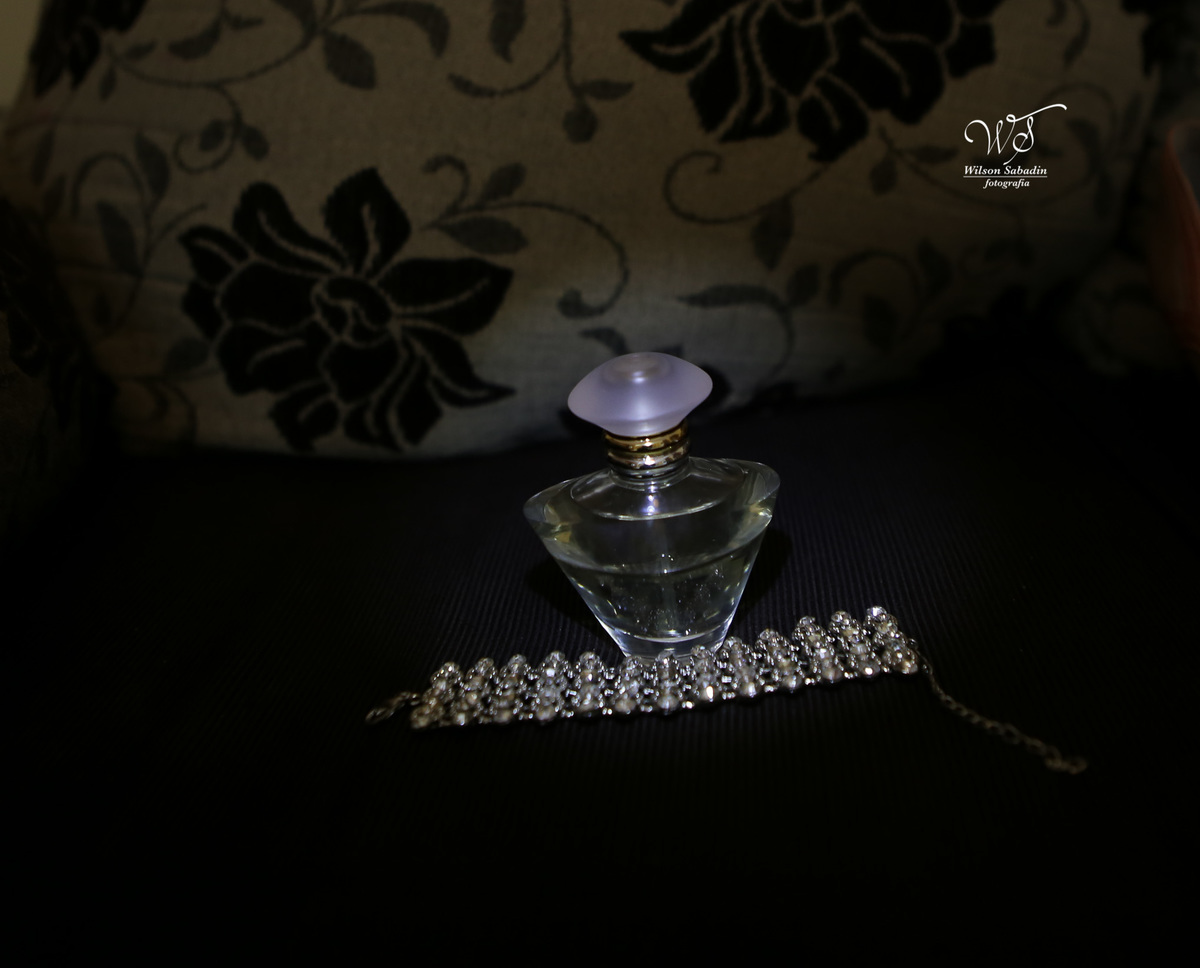 fotografia de casamento e bodas, noivos, noiva, noivo, fotografia de noivos, vestido de noiva, sapato, perfume, cabelo, véu, brinco, cruxifixo, pai, mãe, filho, padrinhos, padre, pastor, igreja, cerimonia, festa, salão de beleza, maqu