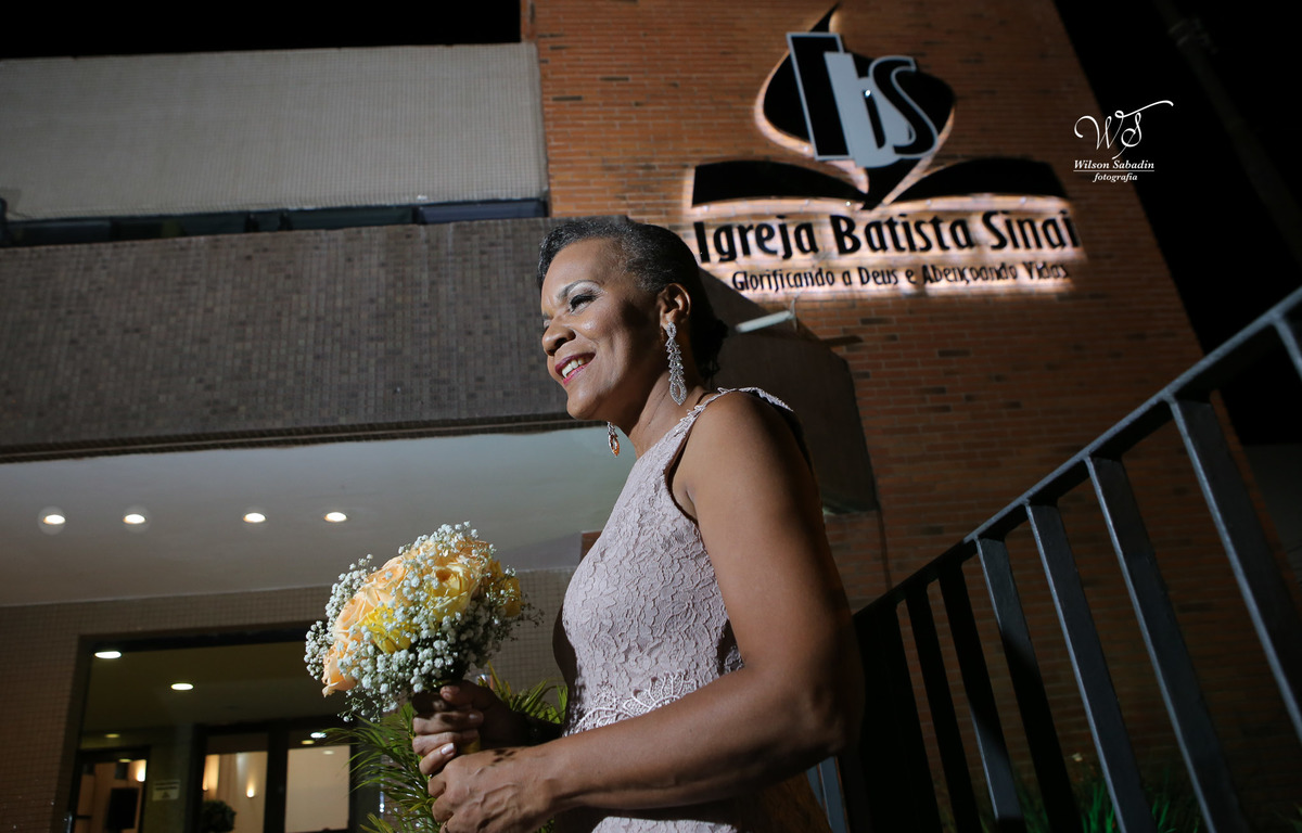 fotografia de casamento e bodas, noivos, noiva, noivo, fotografia de noivos, vestido de noiva, sapato, perfume, cabelo, véu, brinco, cruxifixo, pai, mãe, filho, padrinhos, padre, pastor, igreja, cerimonia, festa, salão de beleza, maqu