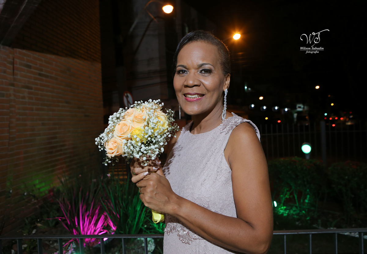 fotografia de casamento e bodas, noivos, noiva, noivo, fotografia de noivos, vestido de noiva, sapato, perfume, cabelo, véu, brinco, cruxifixo, pai, mãe, filho, padrinhos, padre, pastor, igreja, cerimonia, festa, salão de beleza, maqu