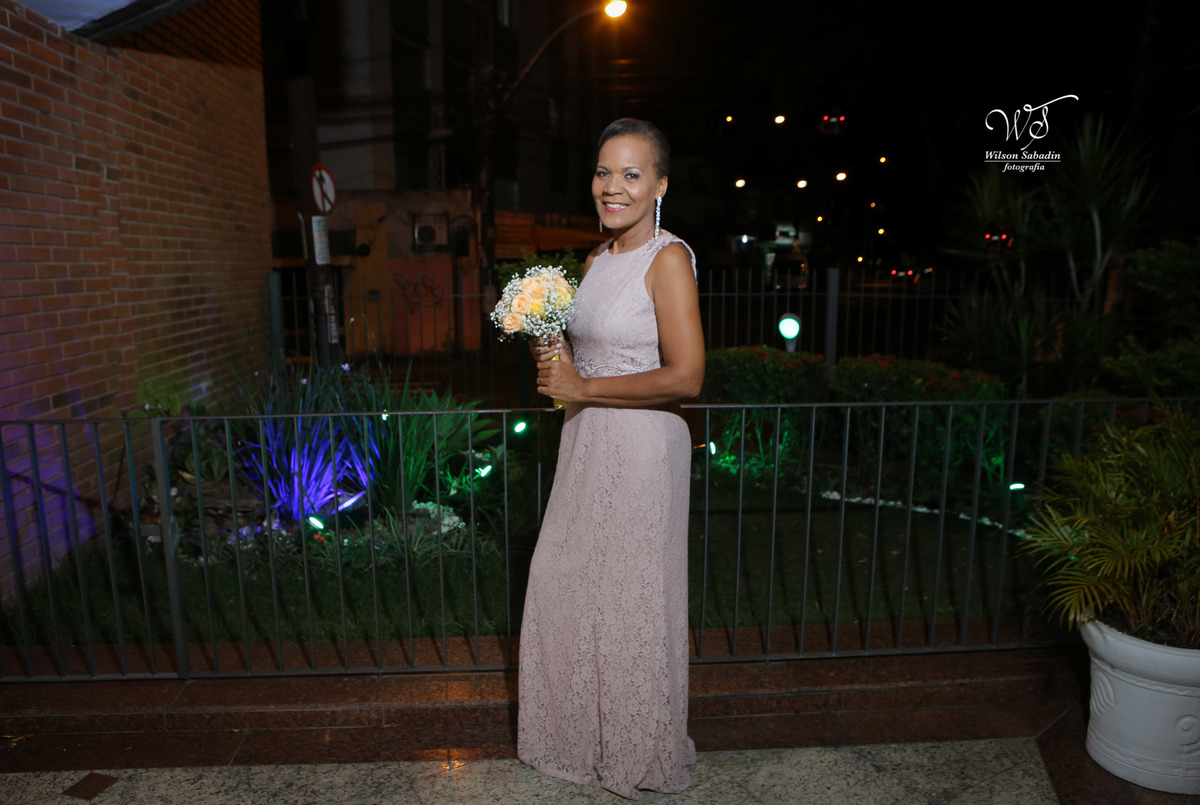 fotografia de casamento e bodas, noivos, noiva, noivo, fotografia de noivos, vestido de noiva, sapato, perfume, cabelo, véu, brinco, cruxifixo, pai, mãe, filho, padrinhos, padre, pastor, igreja, cerimonia, festa, salão de beleza, maqu