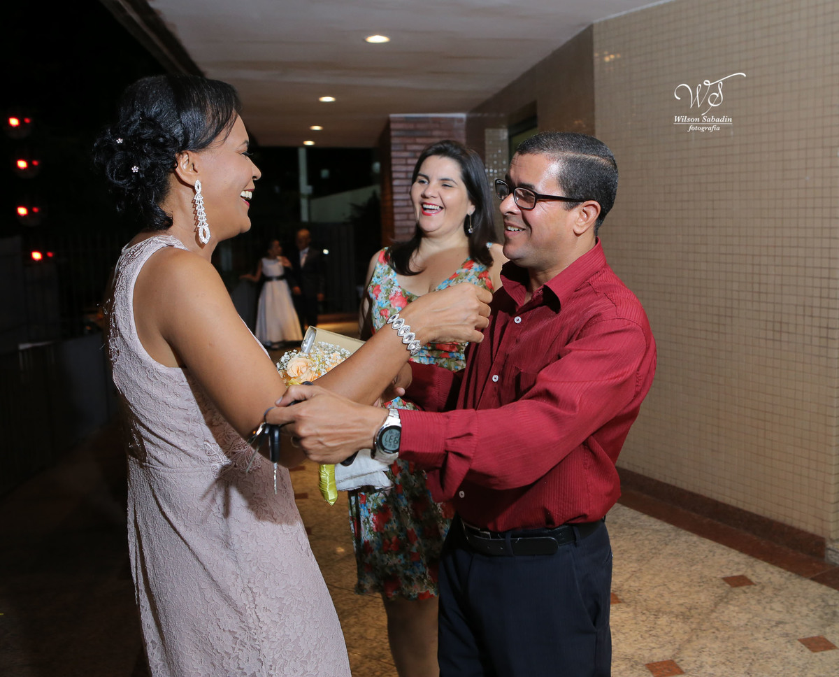 fotografia de casamento e bodas, noivos, noiva, noivo, fotografia de noivos, vestido de noiva, sapato, perfume, cabelo, véu, brinco, cruxifixo, pai, mãe, filho, padrinhos, padre, pastor, igreja, cerimonia, festa, salão de beleza, maqu