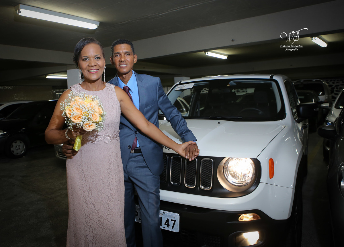 fotografia de casamento e bodas, noivos, noiva, noivo, fotografia de noivos, vestido de noiva, sapato, perfume, cabelo, véu, brinco, cruxifixo, pai, mãe, filho, padrinhos, padre, pastor, igreja, cerimonia, festa, salão de beleza, maqu