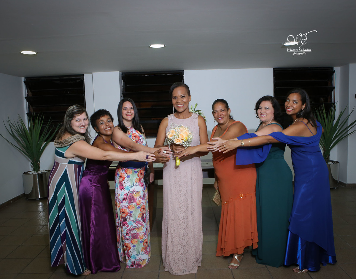 fotografia de casamento e bodas, noivos, noiva, noivo, fotografia de noivos, vestido de noiva, sapato, perfume, cabelo, véu, brinco, cruxifixo, pai, mãe, filho, padrinhos, padre, pastor, igreja, cerimonia, festa, salão de beleza, maqu