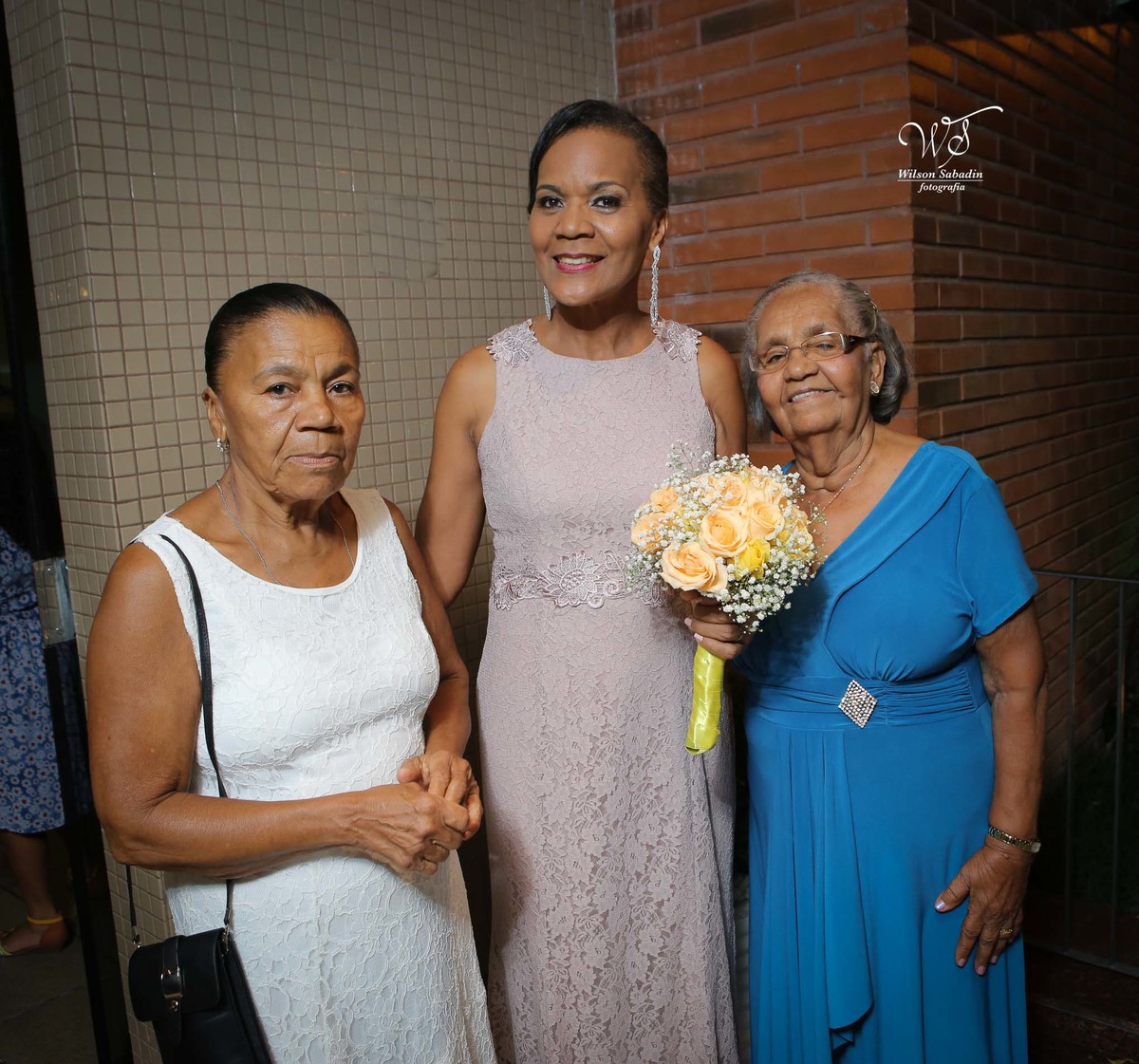 fotografia de casamento e bodas, noivos, noiva, noivo, fotografia de noivos, vestido de noiva, sapato, perfume, cabelo, véu, brinco, cruxifixo, pai, mãe, filho, padrinhos, padre, pastor, igreja, cerimonia, festa, salão de beleza, maqu