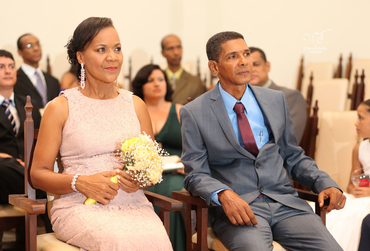 fotografia de casamento e bodas, noivos, noiva, noivo, fotografia de noivos, vestido de noiva, sapato, perfume, cabelo, véu, brinco, cruxifixo, pai, mãe, filho, padrinhos, padre, pastor, igreja, cerimonia, festa, salão de beleza, maqu