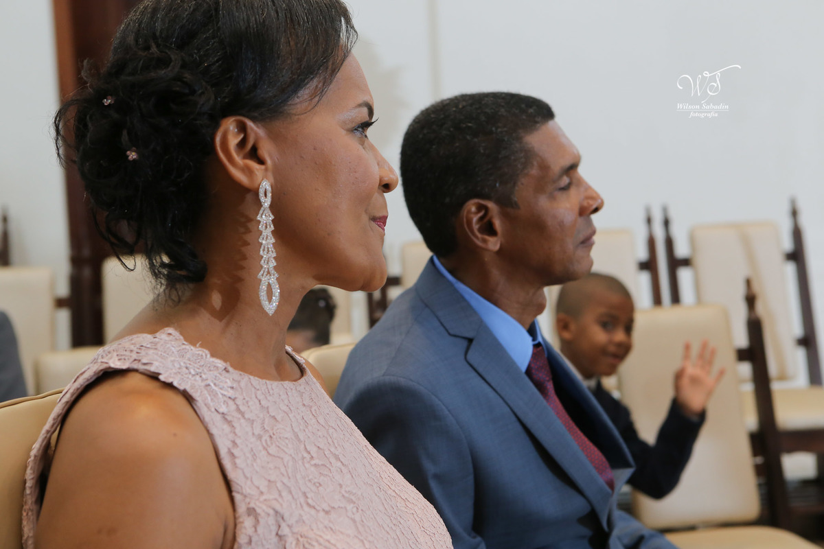 fotografia de casamento e bodas, noivos, noiva, noivo, fotografia de noivos, vestido de noiva, sapato, perfume, cabelo, véu, brinco, cruxifixo, pai, mãe, filho, padrinhos, padre, pastor, igreja, cerimonia, festa, salão de beleza, maqu