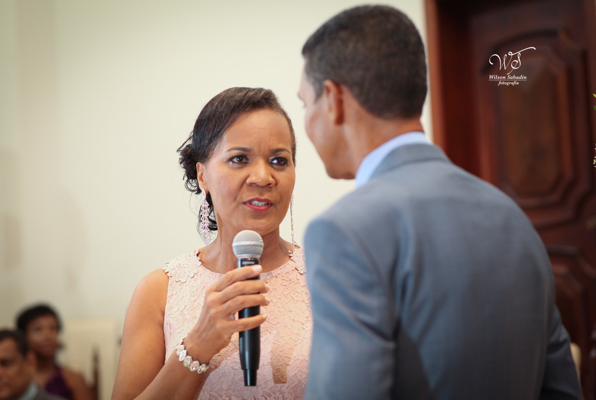 fotografia de casamento e bodas, noivos, noiva, noivo, fotografia de noivos, vestido de noiva, sapato, perfume, cabelo, véu, brinco, cruxifixo, pai, mãe, filho, padrinhos, padre, pastor, igreja, cerimonia, festa, salão de beleza, maqu