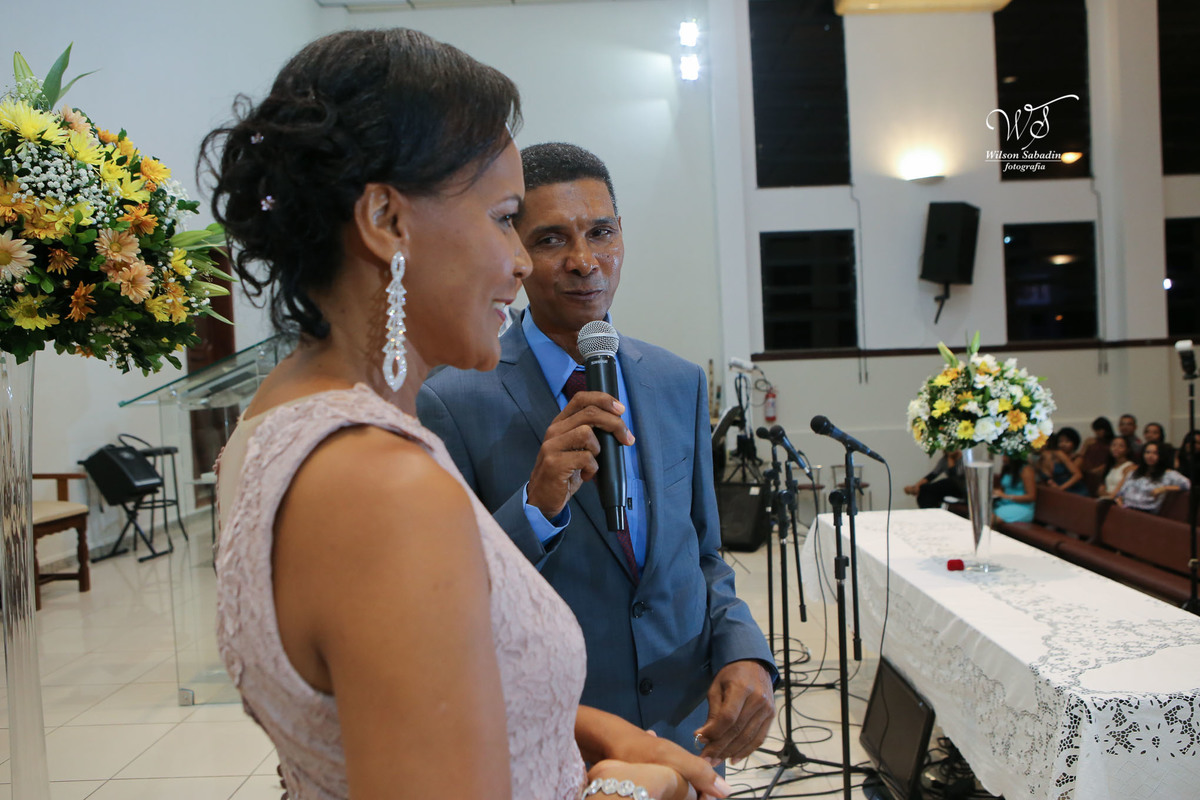 fotografia de casamento e bodas, noivos, noiva, noivo, fotografia de noivos, vestido de noiva, sapato, perfume, cabelo, véu, brinco, cruxifixo, pai, mãe, filho, padrinhos, padre, pastor, igreja, cerimonia, festa, salão de beleza, maqu