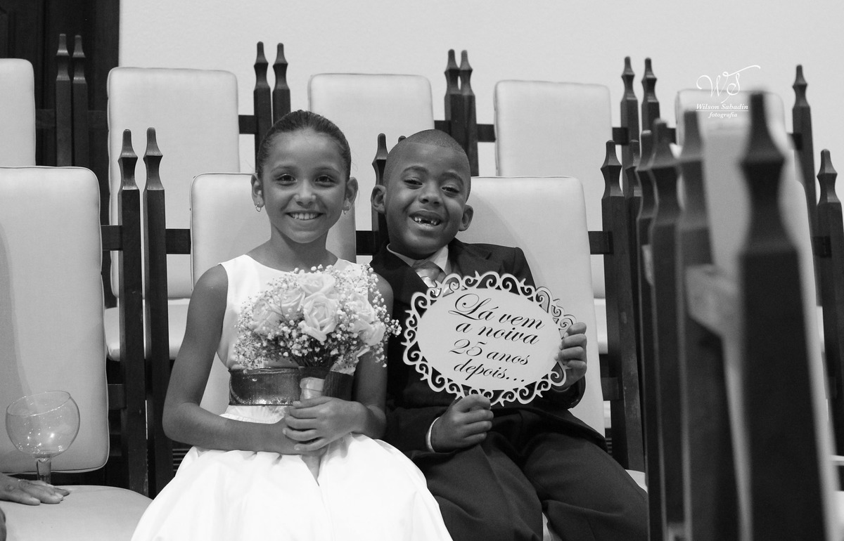 fotografia de casamento e bodas, noivos, noiva, noivo, fotografia de noivos, vestido de noiva, sapato, perfume, cabelo, véu, brinco, cruxifixo, pai, mãe, filho, padrinhos, padre, pastor, igreja, cerimonia, festa, salão de beleza, maqu