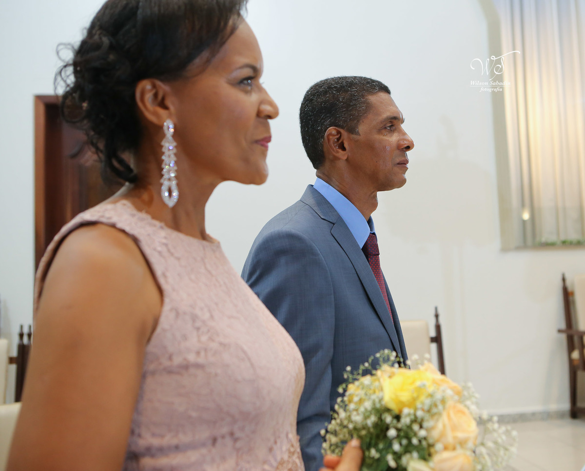 fotografia de casamento e bodas, noivos, noiva, noivo, fotografia de noivos, vestido de noiva, sapato, perfume, cabelo, véu, brinco, cruxifixo, pai, mãe, filho, padrinhos, padre, pastor, igreja, cerimonia, festa, salão de beleza, maqu