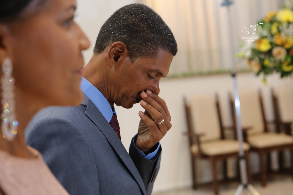 fotografia de casamento e bodas, noivos, noiva, noivo, fotografia de noivos, vestido de noiva, sapato, perfume, cabelo, véu, brinco, cruxifixo, pai, mãe, filho, padrinhos, padre, pastor, igreja, cerimonia, festa, salão de beleza, maqu