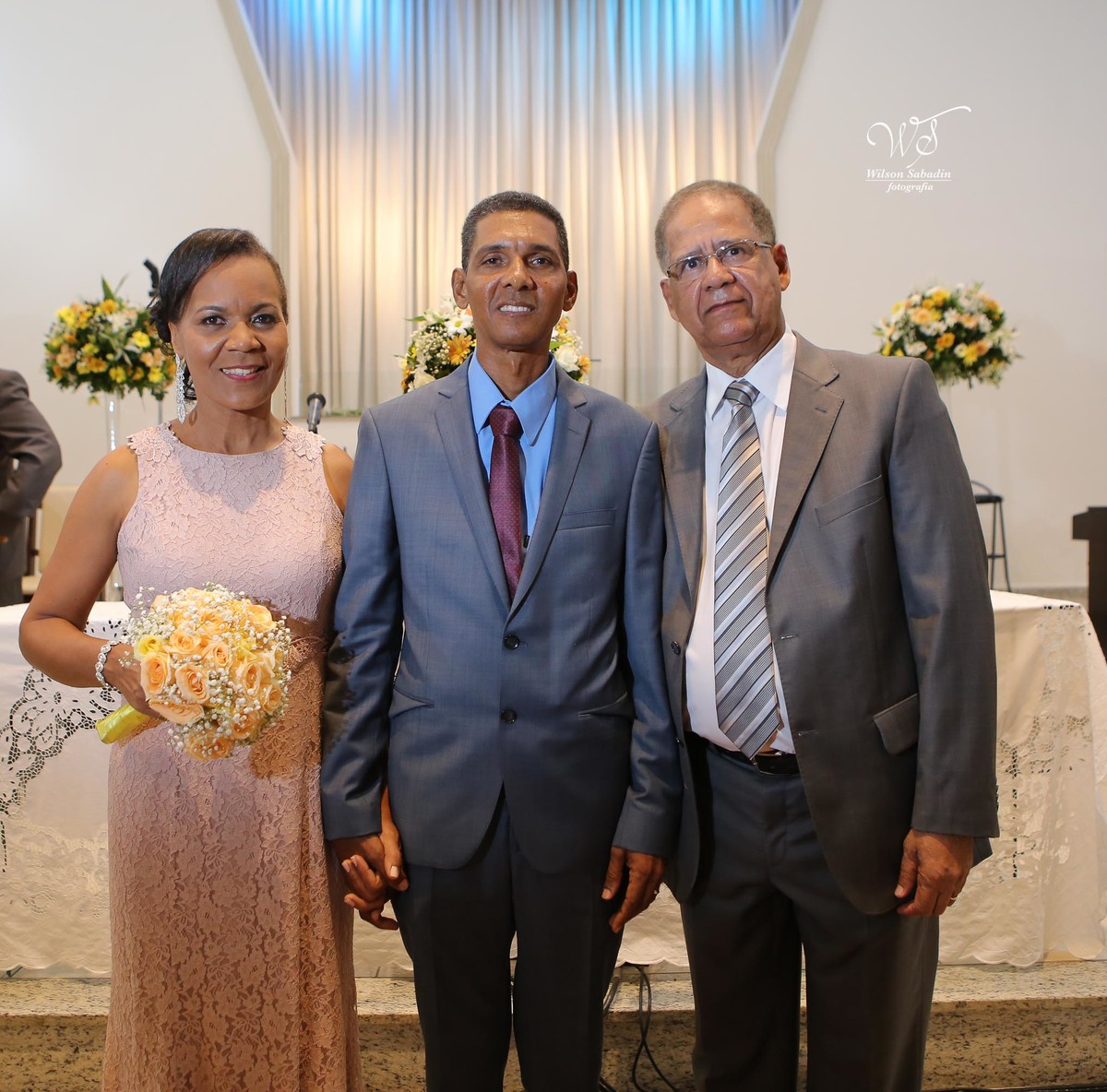 fotografia de casamento e bodas, noivos, noiva, noivo, fotografia de noivos, vestido de noiva, sapato, perfume, cabelo, véu, brinco, cruxifixo, pai, mãe, filho, padrinhos, padre, pastor, igreja, cerimonia, festa, salão de beleza, maqu