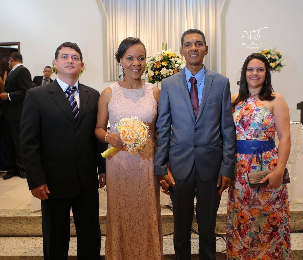 fotografia de casamento e bodas, noivos, noiva, noivo, fotografia de noivos, vestido de noiva, sapato, perfume, cabelo, véu, brinco, cruxifixo, pai, mãe, filho, padrinhos, padre, pastor, igreja, cerimonia, festa, salão de beleza, maqu